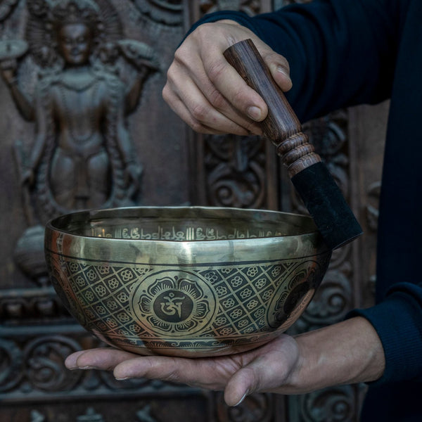 Chenrezig with Om Mantra Carved Singing Bowl - Art Of Tibet